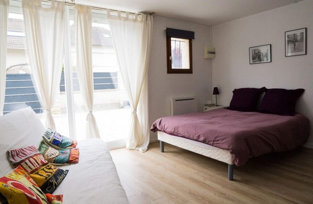 large, bright studio for 4 people