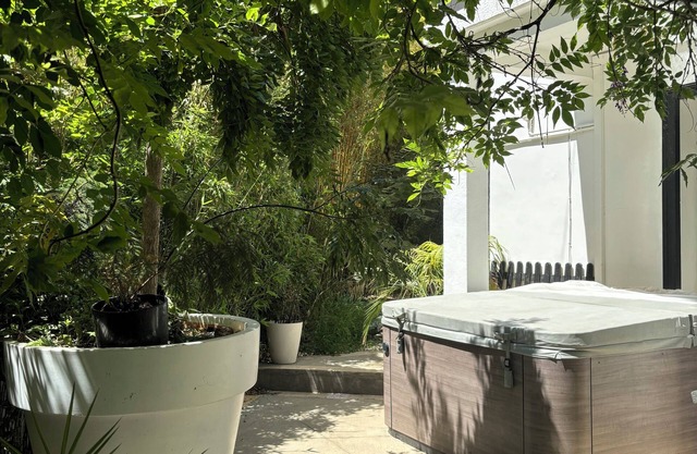 Large charming house with garden and spa close to Perpignan town center.