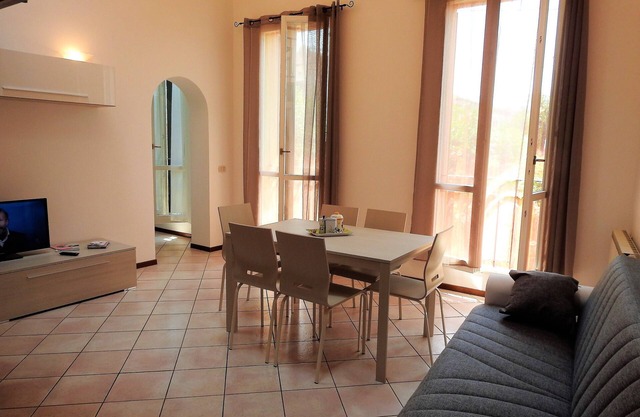 Large duplex apartment sleeps 5, private parking space, in the center