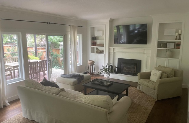 Large family home in scenic Deep Cove!