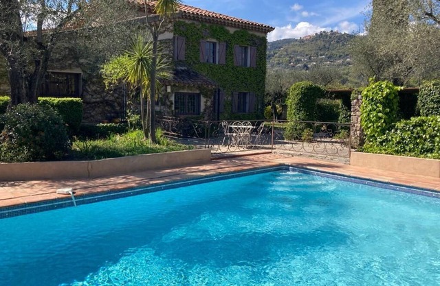 Large family home, swimming pool, AC in bedrooms