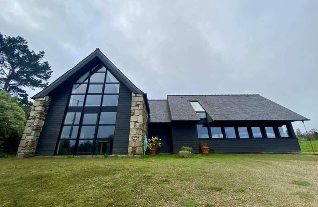 Large farmhouse with garden and sea view for 8