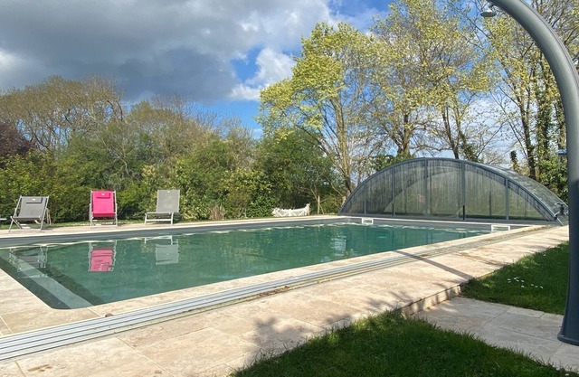 Large estate with heated pool 10 min from Angers
