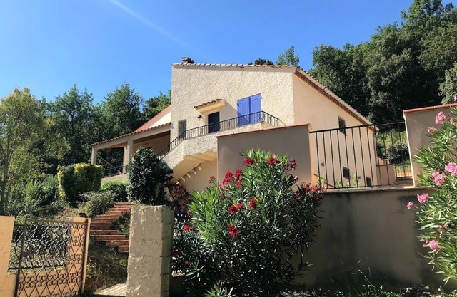 Large fully air conditioned luxury villa with pool in beautiful location