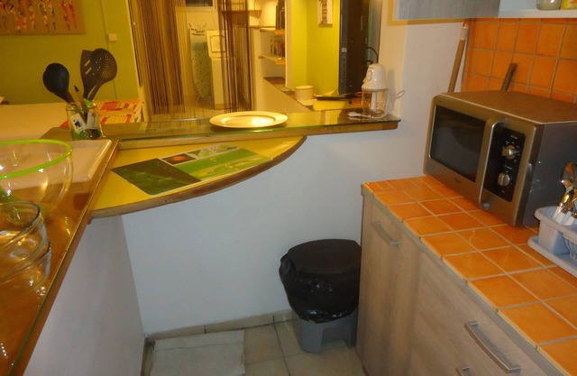 Large furnished studio, all comforts, pool access!