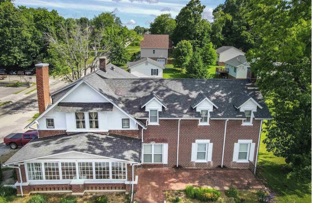 Large, Historic 2 bedroom apartment close to downtown Cburg and VT.