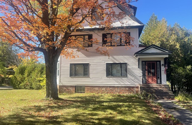 Large Historic home near Swedetown Trails-pet friendly