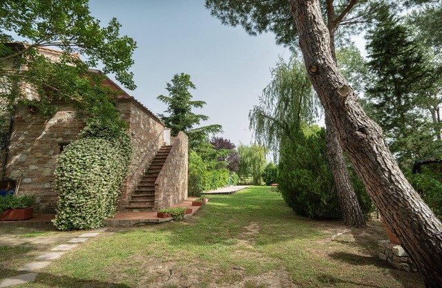 Large holiday cottage with private pool, tennis court and garden