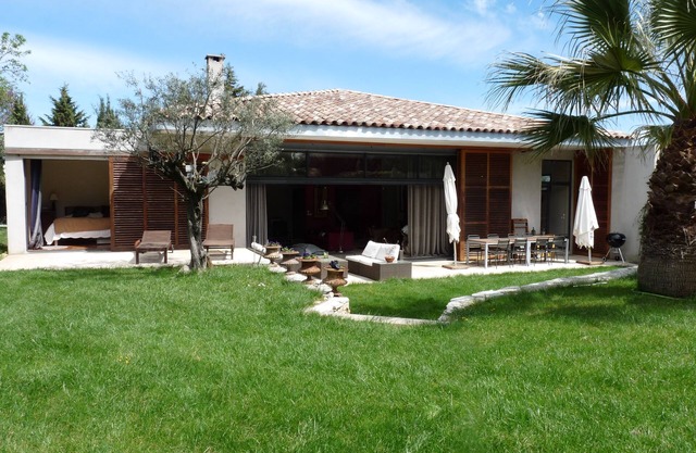 Large holiday home with pool and garden near Montpellier and the beach
