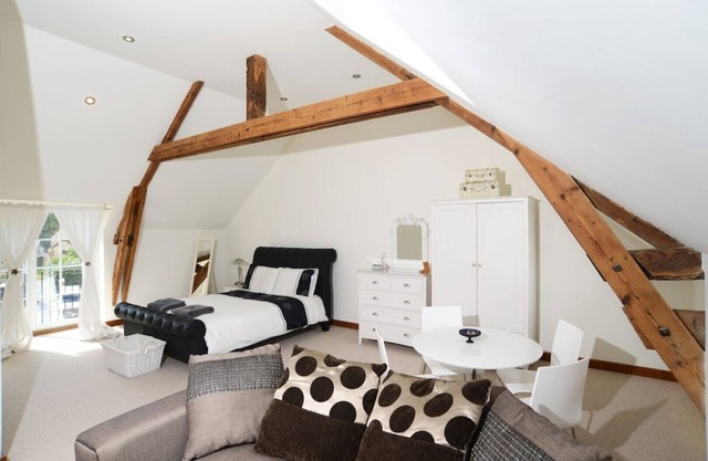 Large Holiday Home - 5 big bedrooms | Heated Indoor pool | Games room | no pets