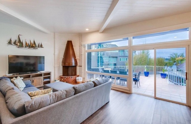 Large Home, One-House from Bay w/AC, 4 Car Parking, New Upgrades