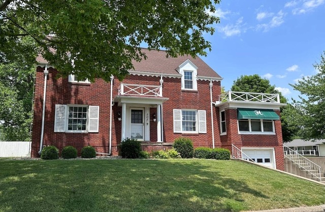 Large Home w/game room, grill, and hot tub