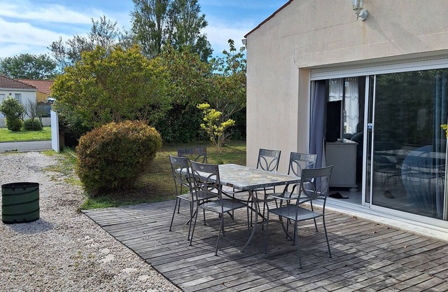 LARGE HOUSE + COVERED SWIMMING POOL 10mn from the beach