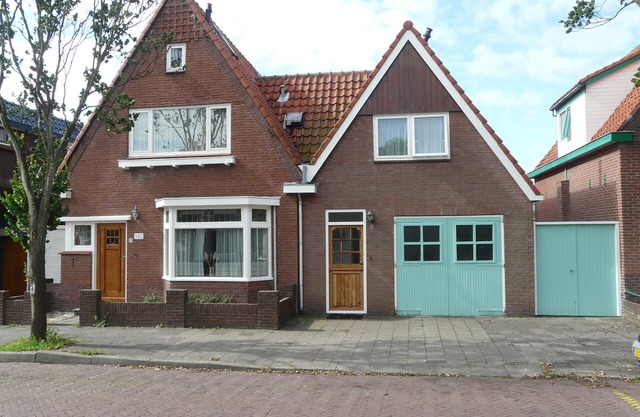 Large house with 6 bedrooms (12 pers.), Garden and near the sea and. Beach