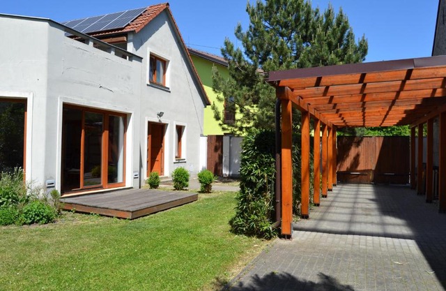 Large house with parking, 30 min to Prague center