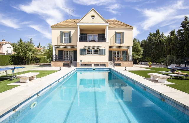 Large house with pool, sports facilities and barbecue ideal for families