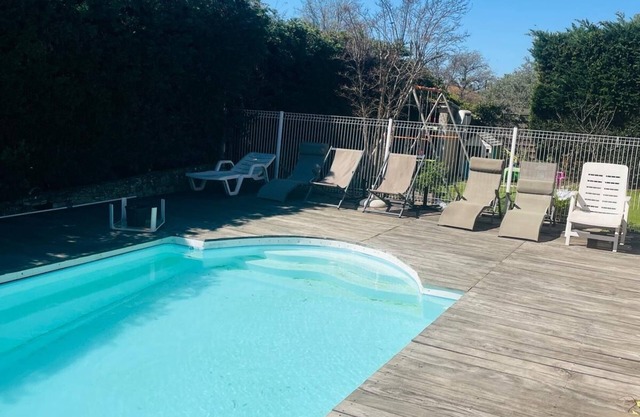 Large house with swimming pool 2 minutes from Le Pradet and close to the sea!