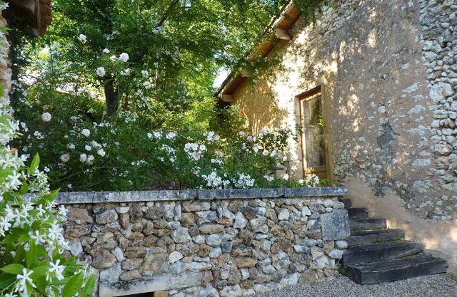 Large independent studio. Superb peaceful setting, stunning views.