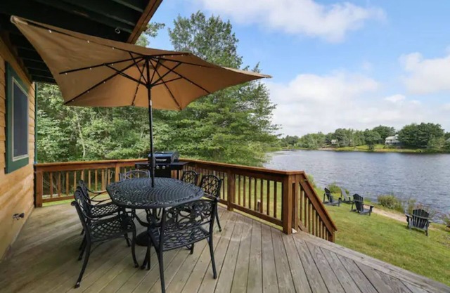 Large Lakefront-Dock! 2 Ensuites with Jetted Tubs!