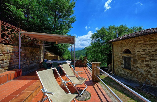 Large lodging in Chianti Villa, terrace for al fresco dining with WI-FI, quiet.R