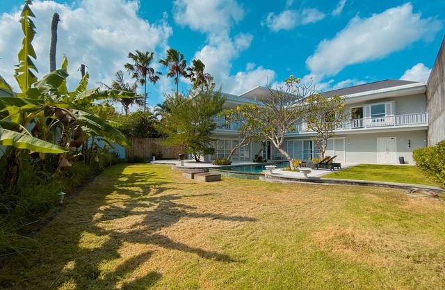 Large luxury enclosed villa, perfect location