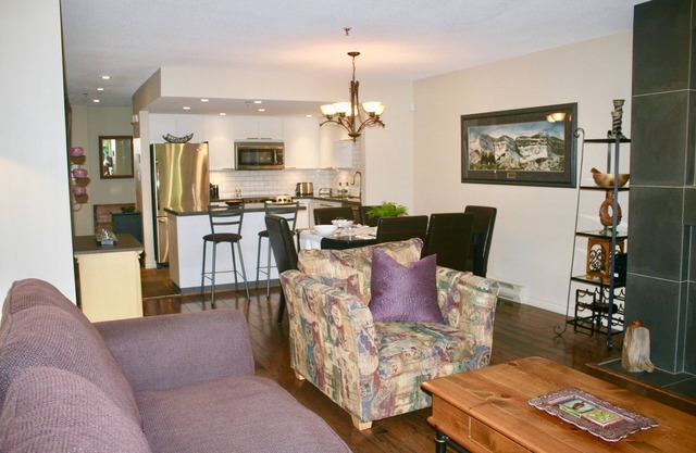 Large Modern 2 Bedroom/2 Bath - Free underground parking, close to Village