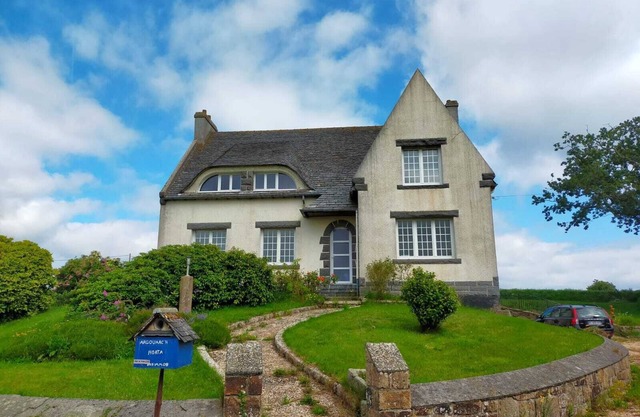 Large neo-Breton house to discover
