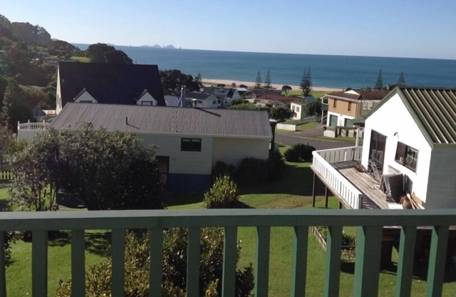 Large Onemana House with amazing views, sleeps 10.