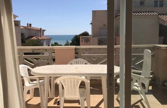Large penthouse on 2 floors, 3 bedrooms, Parking, Wifi. 60m from communal swimming pool and beach