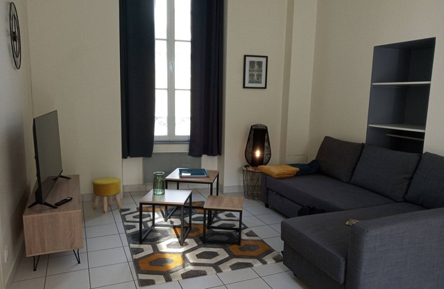 Large pied a terre for 2 to 6 travelers in downtown Blois.
