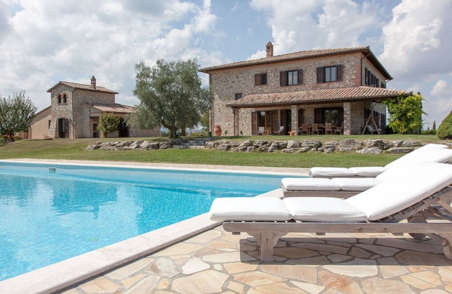 Large pool, scenic views, villa + guest house. Gym, Billiard room, pizza oven