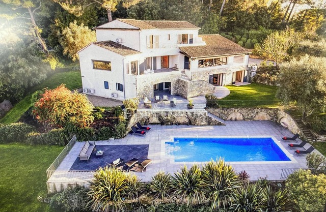 Large property with exceptional views at walking distance from Valbonne village