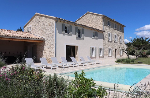 Large Provencal farmhouse, heated pool at the foot of Mont Ventoux