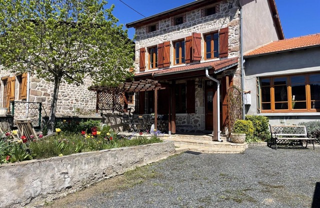 Large quiet holiday home with garden and pets allowed