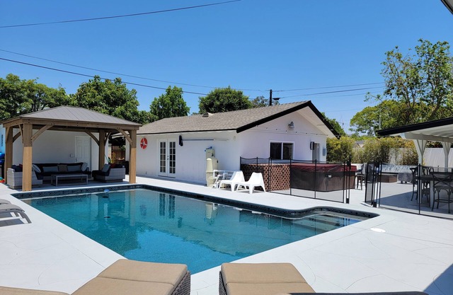 Large Resort House - Peloton, BBQ island, Firepit, Pool, Spa!