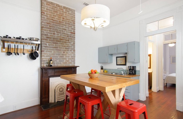 Large Shotgun Double In Perfect Uptown Location Near Magazine and State St.