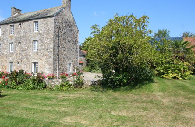 Large stone house with garden and WiFi in Les Pieux
