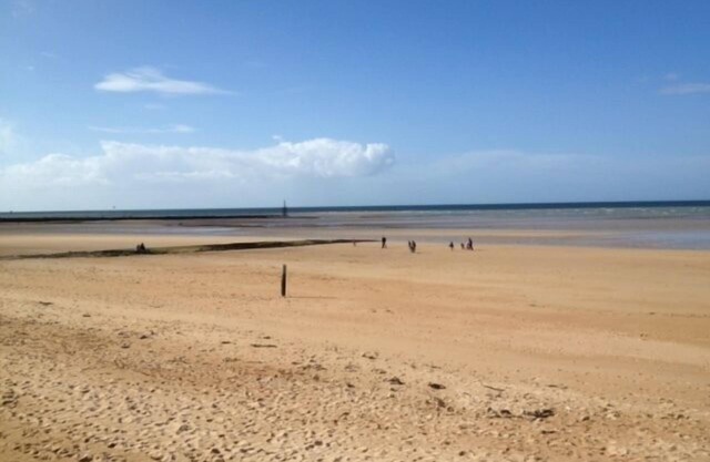 Large Studio ** bright 36m2 located 100m from the beach and 300m from downtown