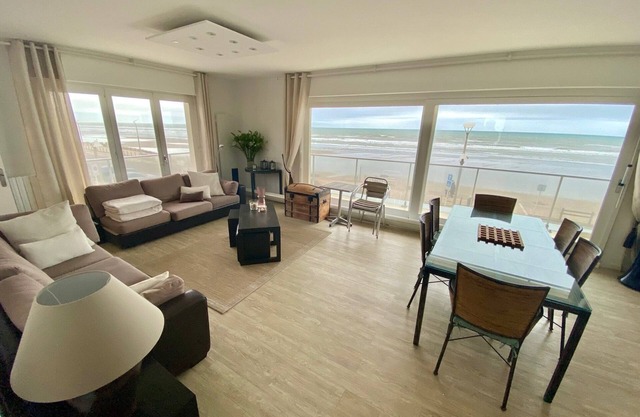 Large T5 with panoramic sea view and balcony