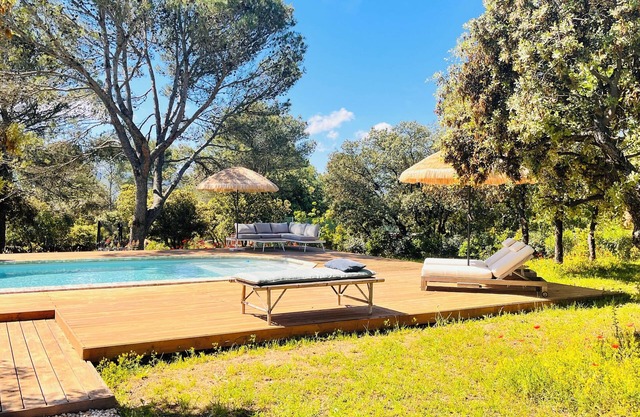 Large villa, 4 bedrooms, sleeps 10, swimming pool, Luberon, 4 kms from Gordes