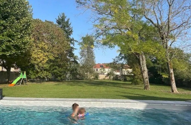 Large villa with swimming pool one hour from Paris