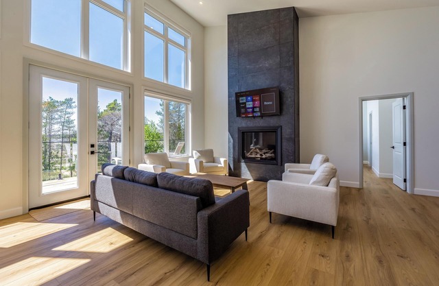 Largest Luxury Private Beachfront in Tobermory with Hot tub!