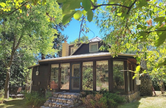 Larksong Cabin, Formerly "Cute Cabin"-Dog friendly and Close to Ski Trails !