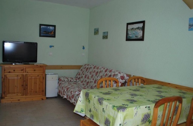 Lavandou, T2 Cabine 4 pers, à 10 m plage, parking privé, tennis, jardin - FR-1-803-68