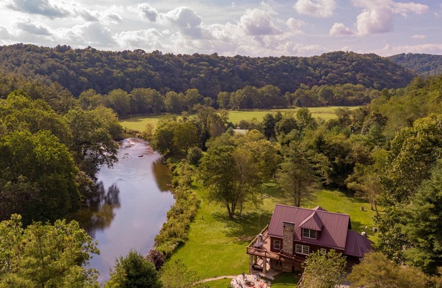 Lazy River Lodge - Riverfront home with fire pit, hot tub!