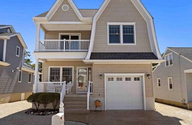 LBI Beach House w-pool in Spray Beach, 4BR, 3.5 Bath, minutes walk to beach