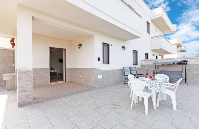 Le Bianche Apt 2 with Garden near The Sea, Manduria, Italy