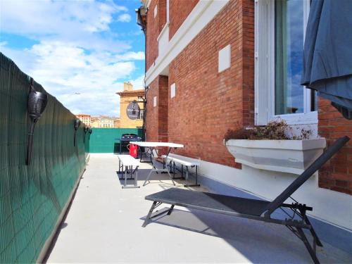 Le Bout du Pont - 5 min à pied de la gare Villebourbon et de l'hypercentre - Vue sur Pont Vieux - Grande terrasse - 8 couchages - 3 chambres spacieuses - 4 lits - Places de stationnement gratuites au pied de l'immeuble