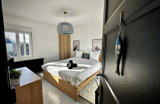 Le cabestan 700m from the sea with terrace and petanque court, pets welcome