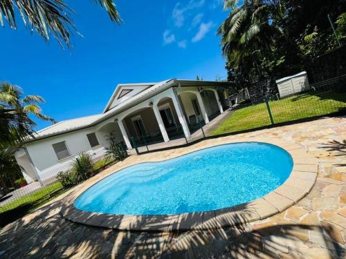 Le Calouni entre mer et volcan